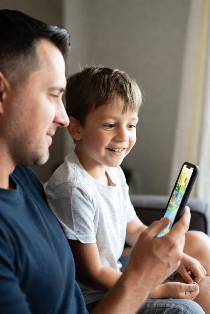 Copil citind o poveste magică personalizată